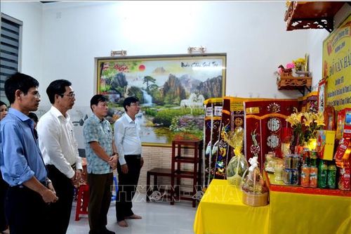Thăm, tặng quà cho thân nhân các nạn nhân tử vong và mất tích trong 2 vụ chìm tàu tại Quảng Nam