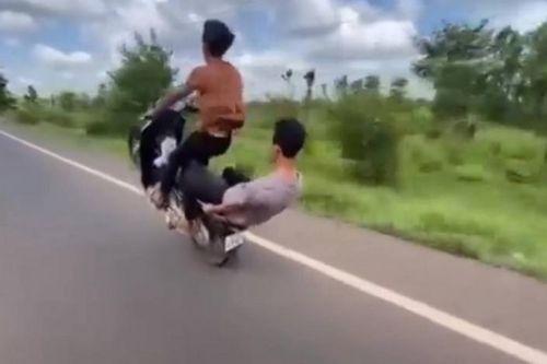 Án Nước ngoài-Luật Việt Nam: 3 thanh niên 'làm xiếc' trên xe máy bị CSGT phạt bằng những hình phạt lạ lẫm
