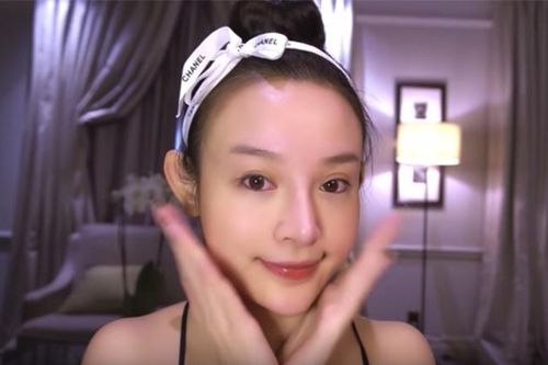 Giao diện mộc mạc ít phấn son của hội 'Chị đẹp đạp gió': Ngoài 30 mà da 'như em bé'
