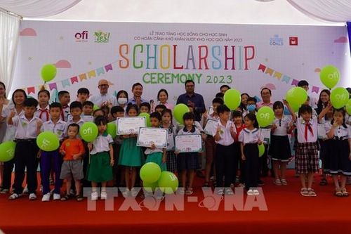 Hỗ trợ nhà ở cho người khó khăn; tặng học bổng cho con em lao động nghèo
