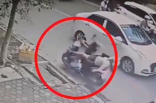 Đi xe máy cùng con nhỏ, người mẹ nhận cái kết đau đớn và bài học cho các bậc phụ huynh