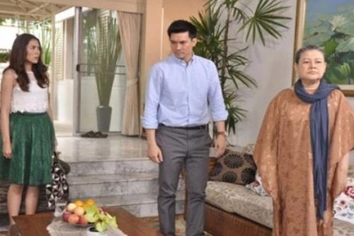 Mẹ chồng từ chối nhận tiền biếu của con trai mà đòi đến sống cùng