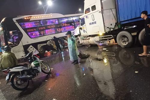 Hú vía vì container va xe khách chắn ngang đường