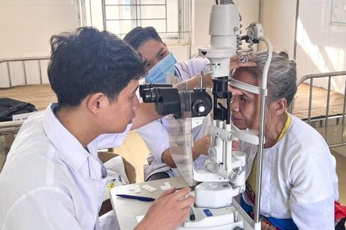 Hòa Bình: Hơn 1000 người dân huyện Lạc Sơn được khám mắt, cấp thuốc miễn phí