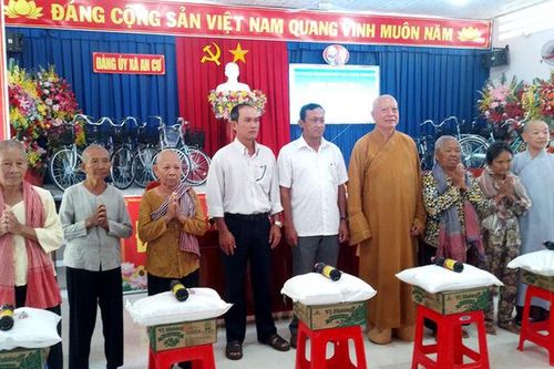 Hỗ trợ quà cho các gia đình ở xã An Cư bị ảnh hưởng do giông, lốc xoáy