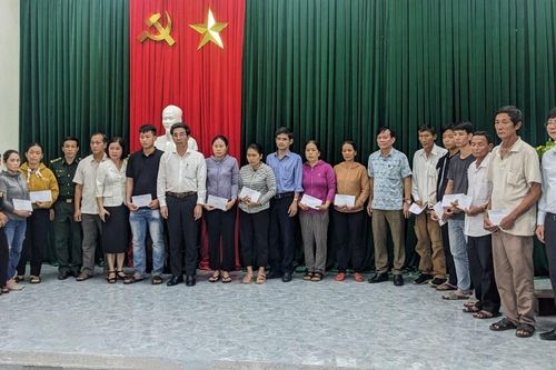 Lãnh đạo thành phố tặng quà, động viên thân nhân của 15 ngư dân Quảng Nam gặp nạn trên biển