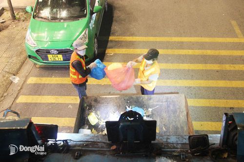 Nhọc nhằn thu gom rác ban đêm
