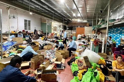 Niêm phong 105 thùng hàng chưa rõ nguồn gốc xuất xứ tại Ngọc Quyên Shop