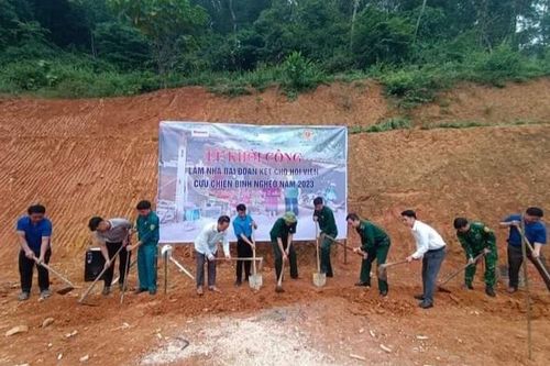 Khởi công xây dựng nhà cho hộ nghèo ở xã Nậm Chạc