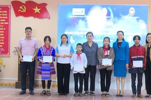 Trao quà và học bổng cho học sinh có hoàn cảnh khó khăn tại tỉnh Lào Cai