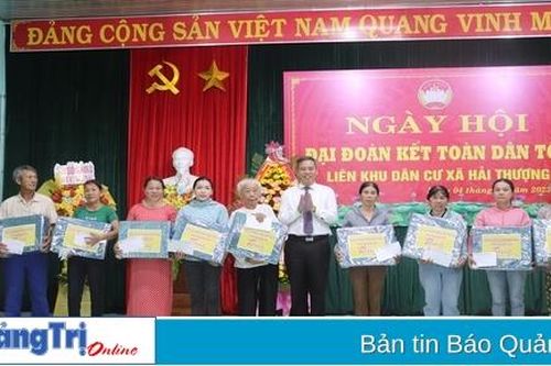 Phó Bí thư Thường trực Tỉnh ủy, Chủ tịch HĐND tỉnh Nguyễn Đăng Quang dự Ngày hội đại đoàn kết toàn dân tộc tại liên khu dân cư xã Hải Thượng, huyện Hải Lăng
