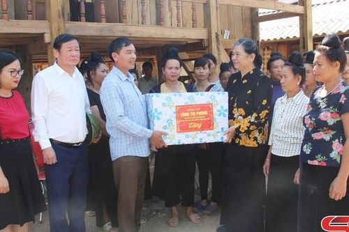 Đồng chí Tòng Thị Phóng, nguyên Ủy viên Bộ Chính trị, nguyên Phó Chủ tịch Thường trực Quốc hội thăm, tặng quà cụm dân cư Tằng Khẻ