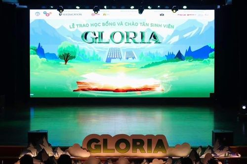 Khải - 'Giọng ca của nỗi cô đơn' tại đêm nhạc hội chào tân sinh viên Gloria
