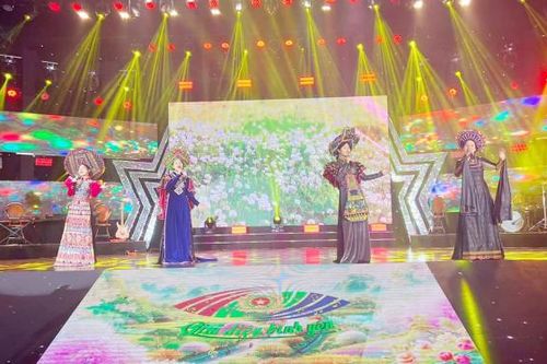 Chương trình giao lưu nghệ thuật 'Mùa xuân trên những nẻo đường' chào năm mới 2024
