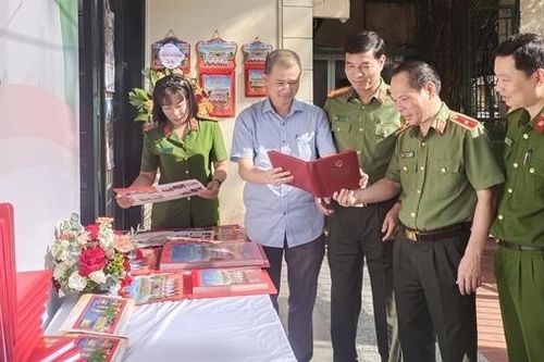 Bộ lịch CAND năm 2024 phản ánh ấn tượng, sinh động các hoạt động của lực lượng CAND