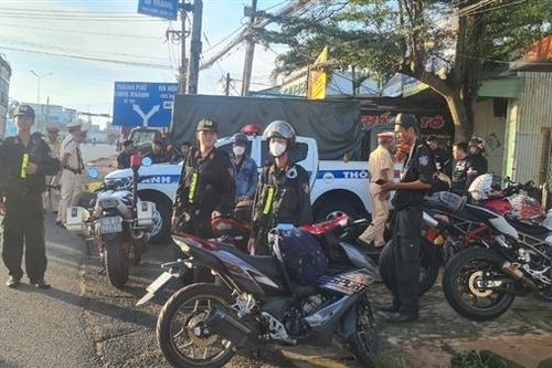 Tạm giữ nhiều xe phân khối lớn 'diễn xiếc' trên QL1A