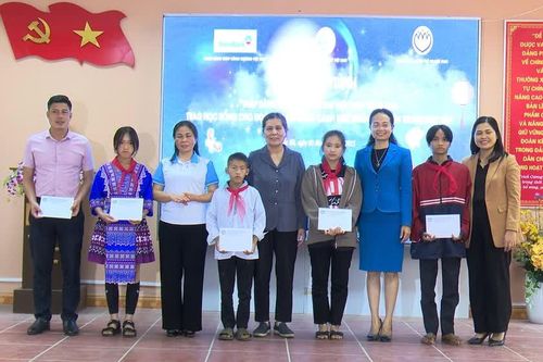 Hội Bảo vệ quyền trẻ em Việt Nam trao quà và học bổng cho học sinh có hoàn cảnh khó khăn tại Lào Cai