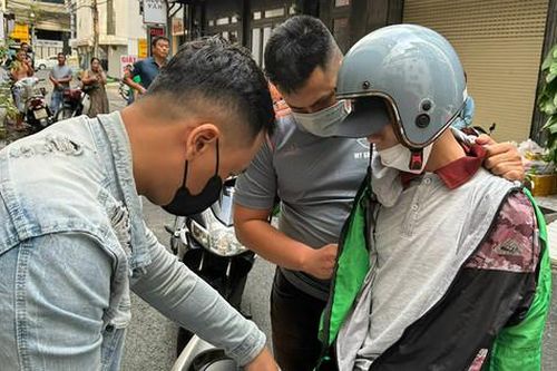 Bắt đối tượng bán ma túy nhiễm HIV bị xây xát, Công an phải điều trị phơi nhiễm