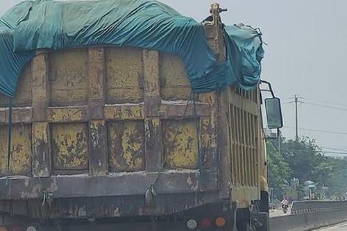 Tìm người liên quan trong vụ án sử dụng hồ sơ giả đối với 2 xe tải ben