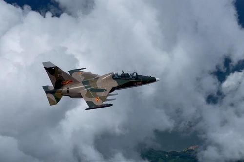 Chiêm ngưỡng tiêm kích Yak-130 trung đoàn không quân 940 bay trên không trung