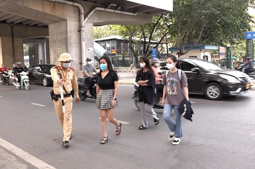 Người đi bộ bất ngờ vì bị xử phạt do sang đường không đúng quy định