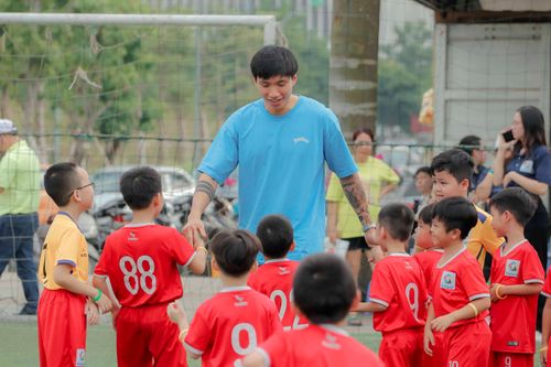 Đoàn Văn Hậu truyền cảm hứng cho hàng nghìn cầu thủ nhí tại Hà Nội