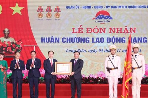 Quận Long Biên lần thứ ba đón nhận Huân chương Lao động hạng Nhất