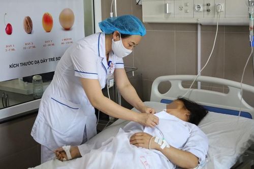 Sản phụ suýt tử vong sau khi sinh con tại nhà