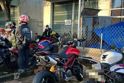 Công an chặn dàn xe phân khối lớn, phát hiện nhiều người không có bằng lái