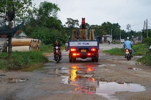 Dân khổ sở vì đường xuống cấp, dự án thi công ì ạch