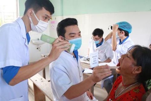 Thầy thuốc trẻ khám bệnh, cấp phát thuốc miễn phí cho người dân vùng cao