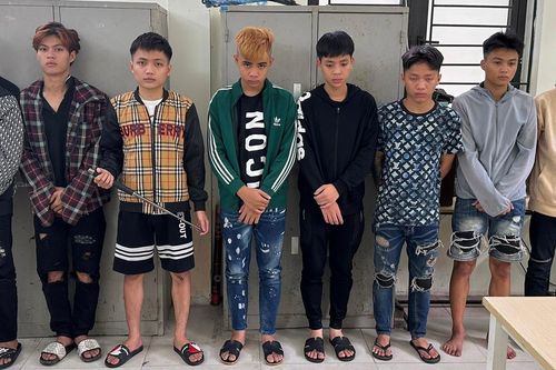 Nhóm choai choai không bằng lái, đồng loạt tháo biển số 4 xe máy vào nội thành Hà Nội 'biểu diễn' tốc độ