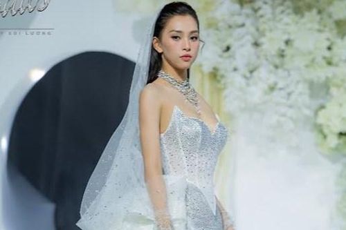 Tiểu Vy, Mai Phương khoe đường cong khi 'hóa' cô dâu trên sàn diễn