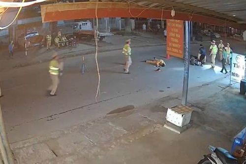 Bị yêu cầu dừng xe, 2 thanh niên lao thẳng vào cán bộ CSGT