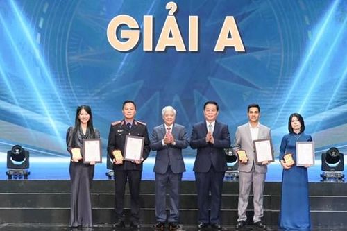 Tôn vinh kịp thời những người làm báo có tinh thần dấn thân chống tham nhũng, tiêu cực
