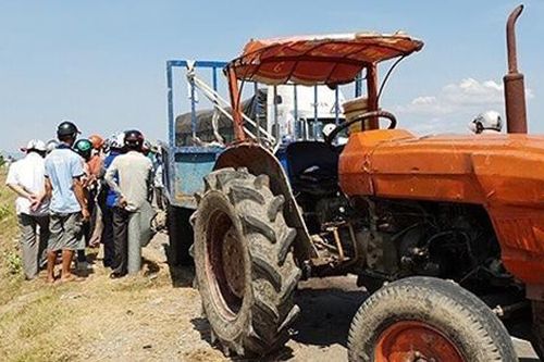 Tai nạn giao thông mới nhất 5/11/2023:Bé trai 6 tuổi tử vong dưới gầm máy cày