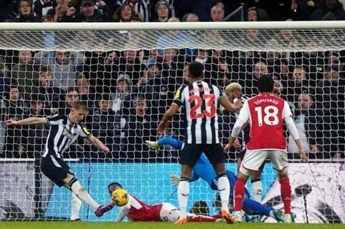 Arsenal thua trận đầu tiên, HLV Arteta nặng lời chỉ trích trọng tài