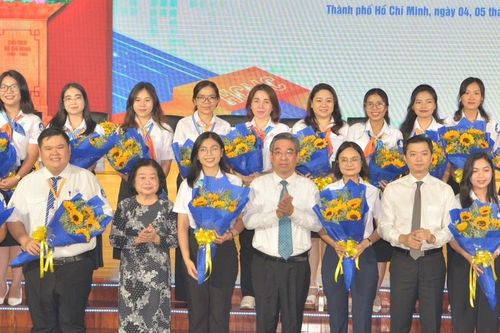 Xây dựng Hội Sinh viên Việt Nam TPHCM cùng đội ngũ cán bộ vững mạnh lượng và chất