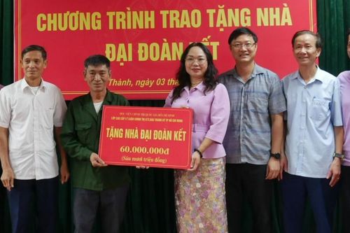 Tặng nhà đại đoàn kết cho gia đình chính sách ở Thái Nguyên