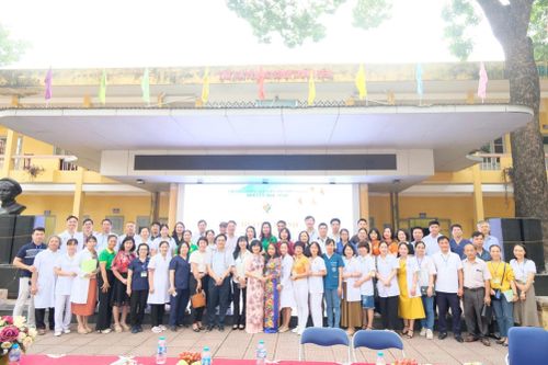 Cựu học sinh khám bệnh, tri ân thầy cô Trường THPT Nguyễn Thị Minh Khai