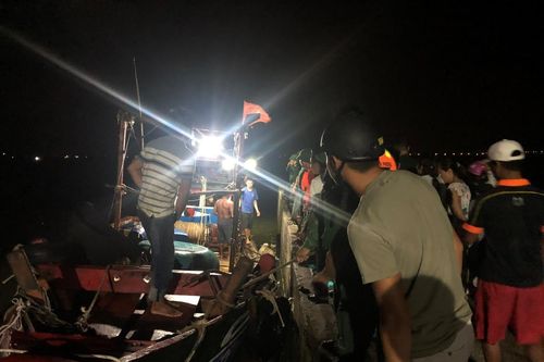 Cháy tàu cá ngoài khơi, 12 ngư dân may mắn thoát nạn