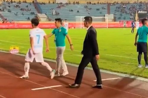 Hồng Duy xin lỗi vì không bắt tay huấn luyện viên CLB Nam Định