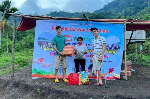 Chàng trai Youtuber 'một chân' nổi tiếng vì… thiện nguyện