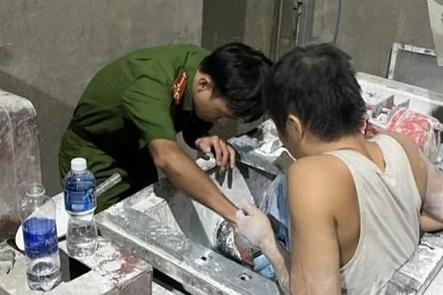 Nghẹt thở cứu nam công nhân bị kẹt trong máy trộn bột xi măng