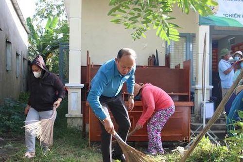 Công nhân, người lao động Đà Nẵng đồng loạt ra quân dọn vệ sinh môi trường