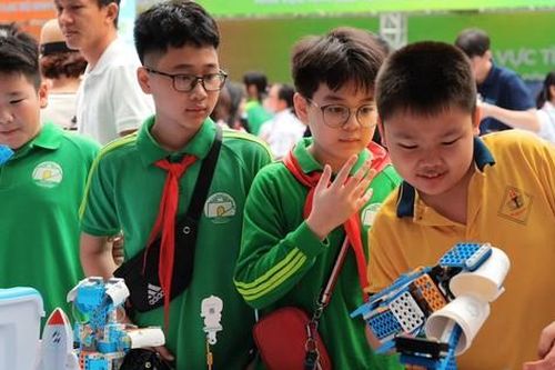 Robot dạy học bằng AI, xe tự hành, máy in 3D... hấp dẫn bạn trẻ