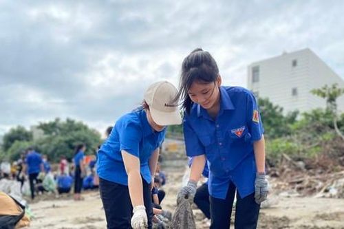 Tuổi trẻ Quảng Ngãi cùng người dân thu gom gần 100 tấn rác ở biển