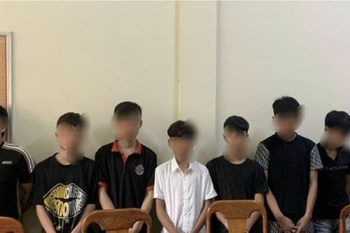 Nhóm quái xế dàn cảnh mang hung khí diễu phố để quay clip câu 'like'