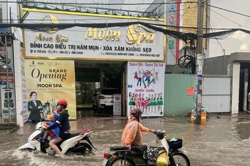 Bì bõm trên những con đường chưa từng có trên bản đồ ngập của TPHCM