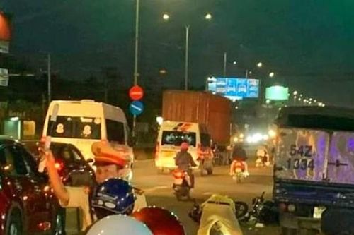Xe tải đâm 6 xe máy, 1 ô tô con đang dừng chờ đèn đỏ